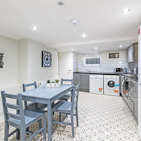 Luxury 5 Bedroom Holiday Home Within เพรสคอท ภายนอก รูปภาพ